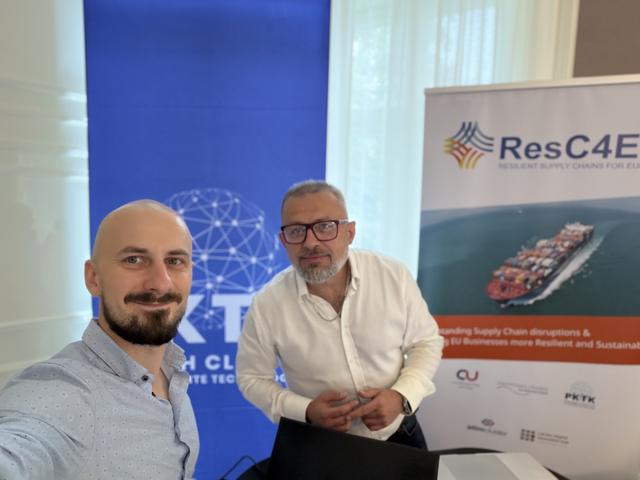 Reprezentanci RAE na warsztatach SmartLAB II przy ściance PKTK